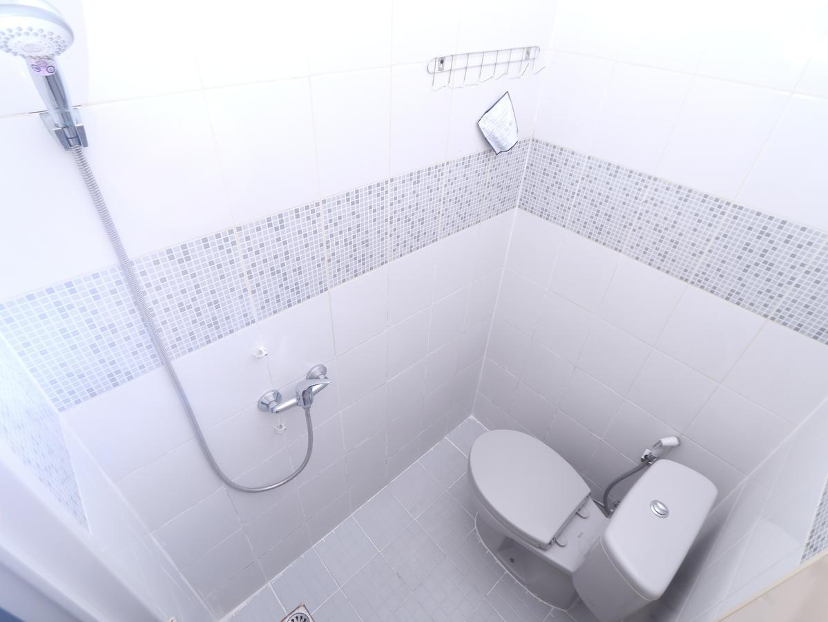ホテル Kamar Keluarga Ungaran ジャカルタ エクステリア 写真